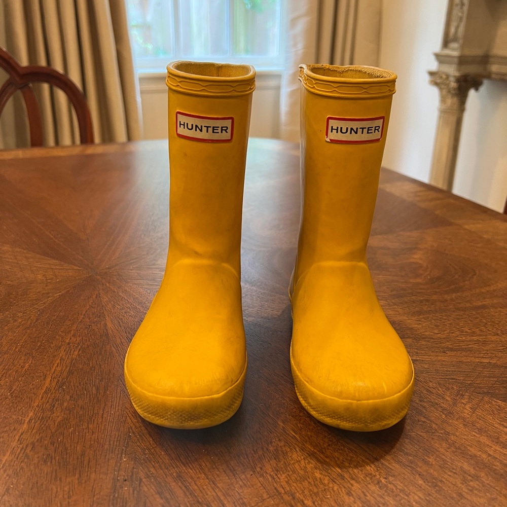 Toddler yellow Hunter rain boots. UK 7 US 8 play/GUC. Missing insoles